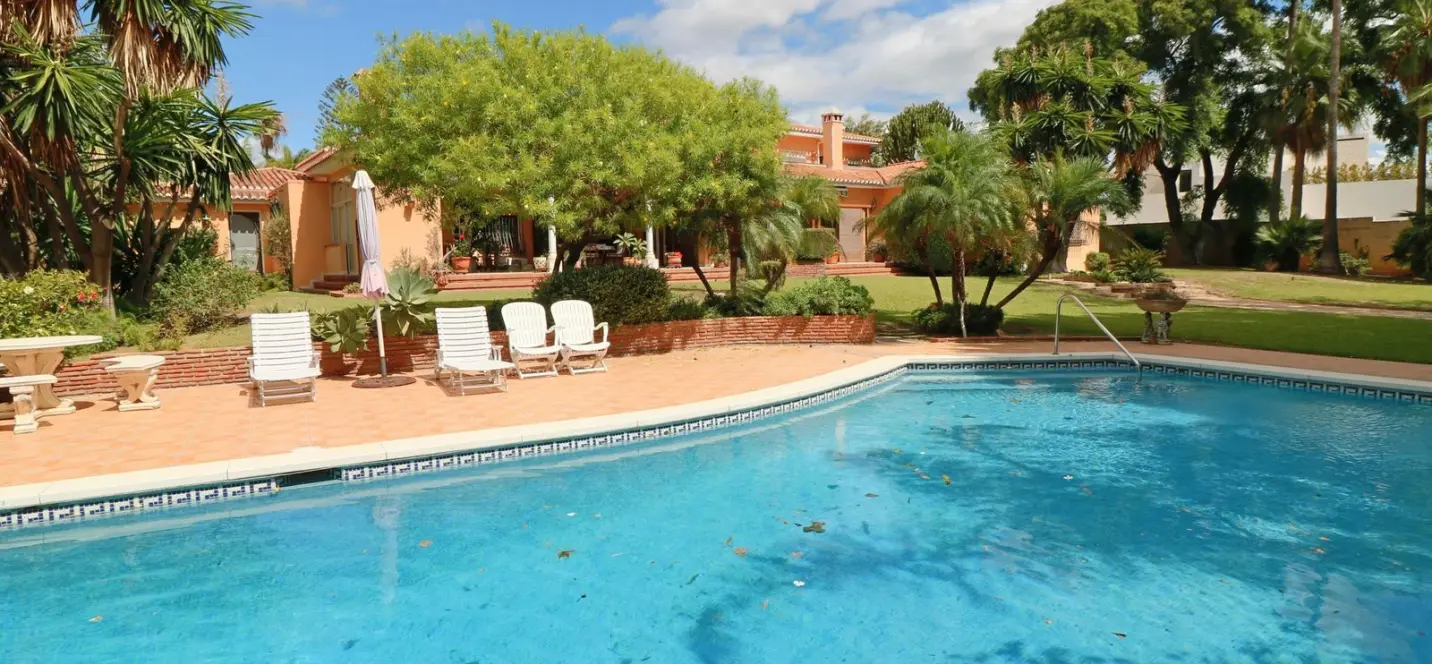 Sale of detached villa in El Paraiso 4