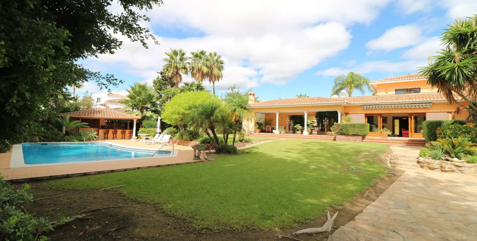 Sale of detached villa in El Paraiso 6