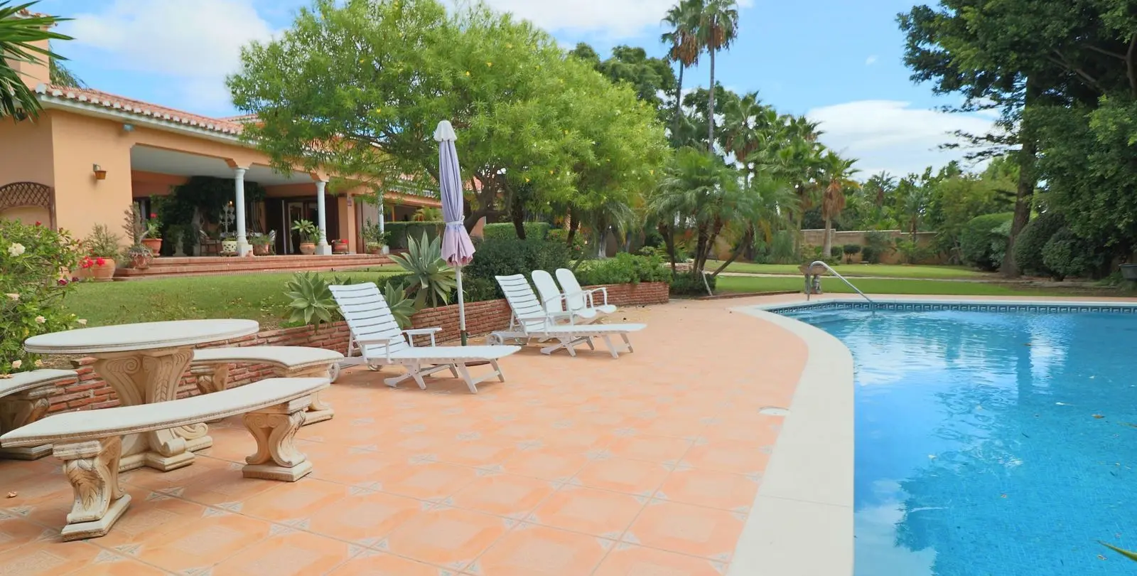 Sale of detached villa in El Paraiso 7