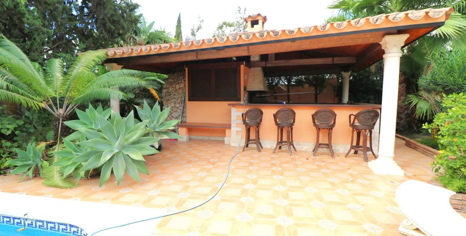 Sale of detached villa in El Paraiso 8