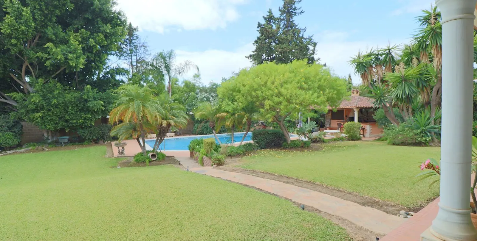 Sale of detached villa in El Paraiso 9