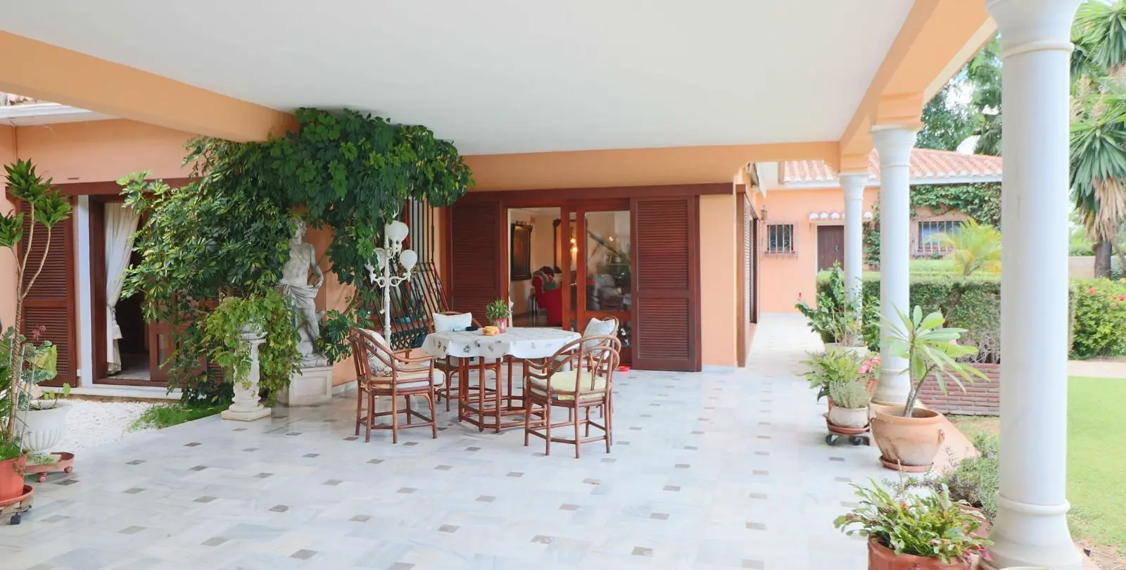 Sale of detached villa in El Paraiso 10