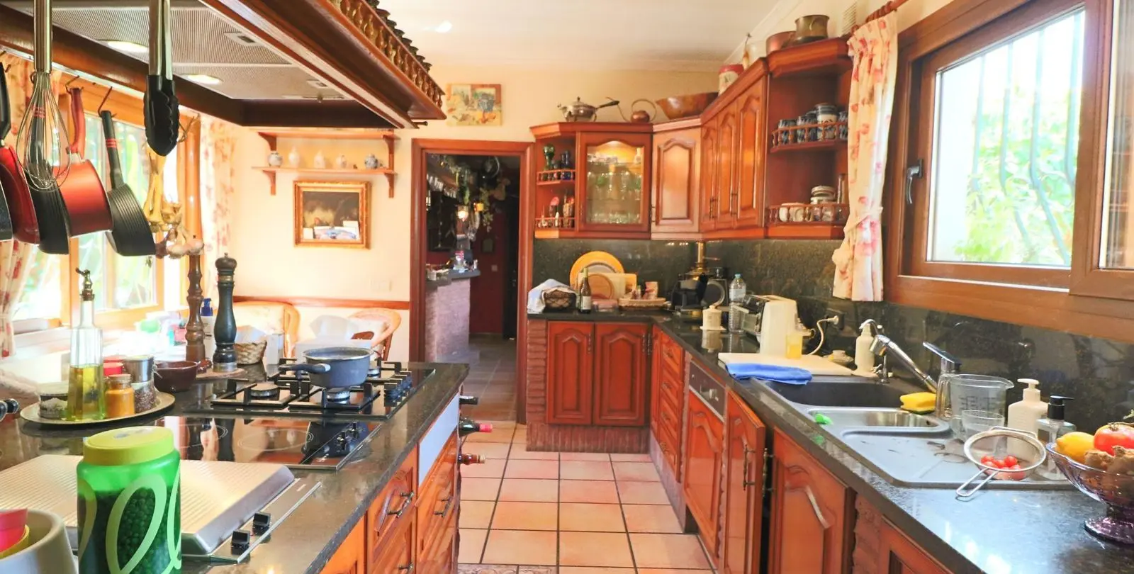 Sale of detached villa in El Paraiso 15