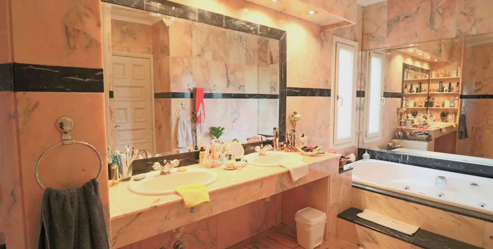 Sale of detached villa in El Paraiso 17