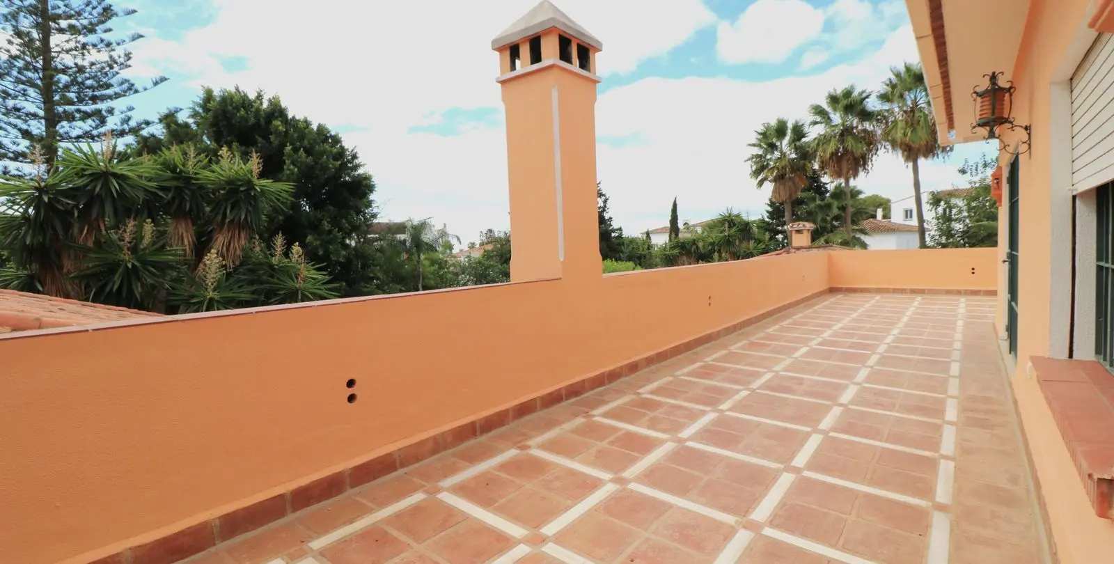 Sale of detached villa in El Paraiso 24