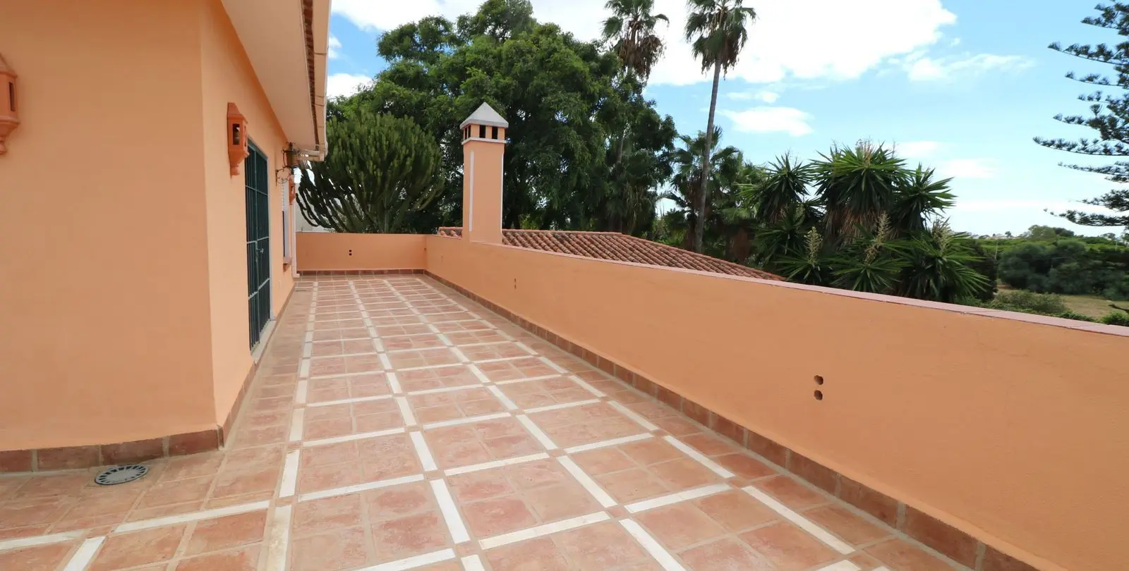 Sale of detached villa in El Paraiso 25