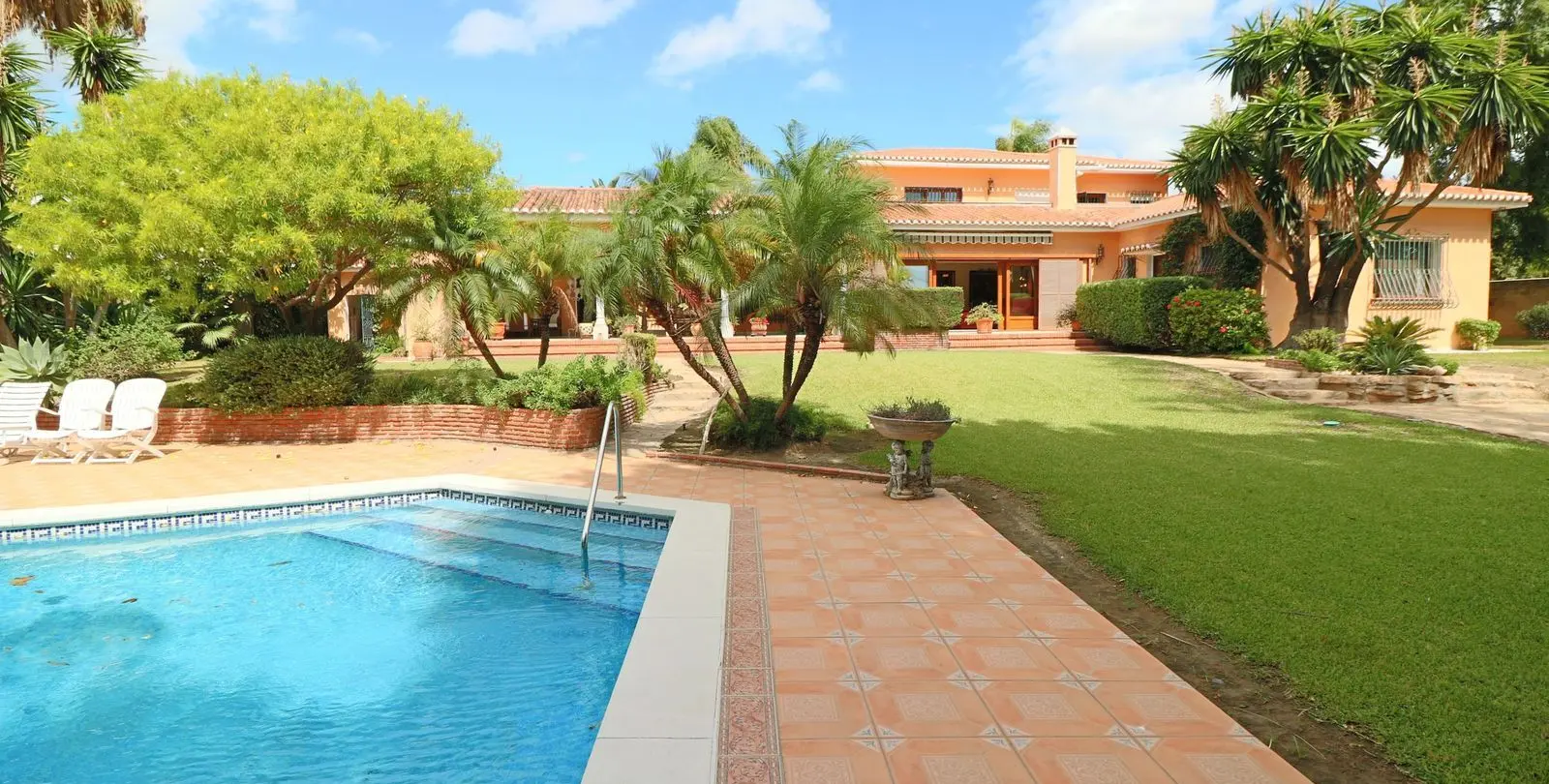 Sale of detached villa in El Paraiso 28