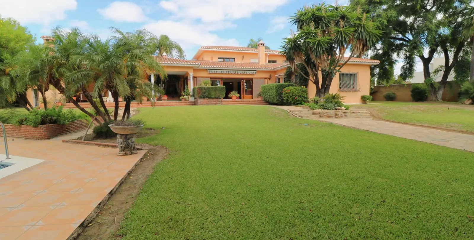Sale of detached villa in El Paraiso 29
