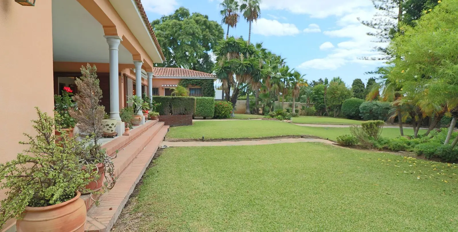 Sale of detached villa in El Paraiso 30