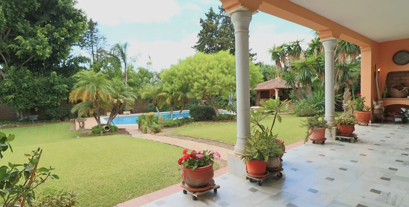 Sale of detached villa in El Paraiso 31
