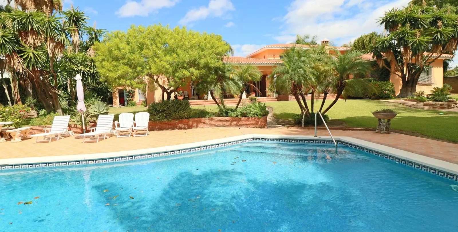 Sale of detached villa in El Paraiso 33