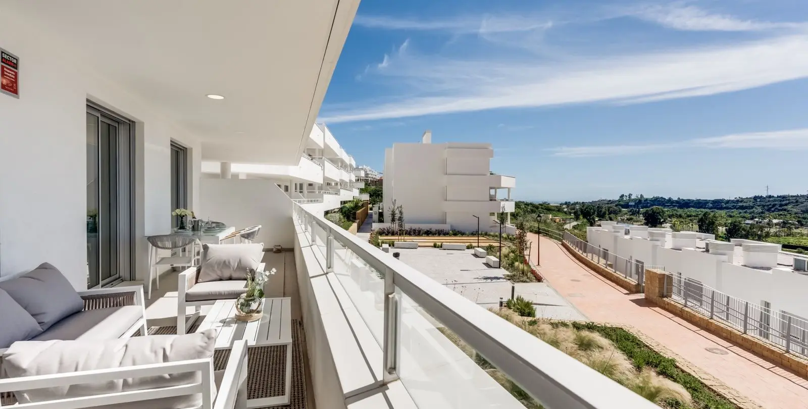 Venta de apartamento en planta media en Estepona 1