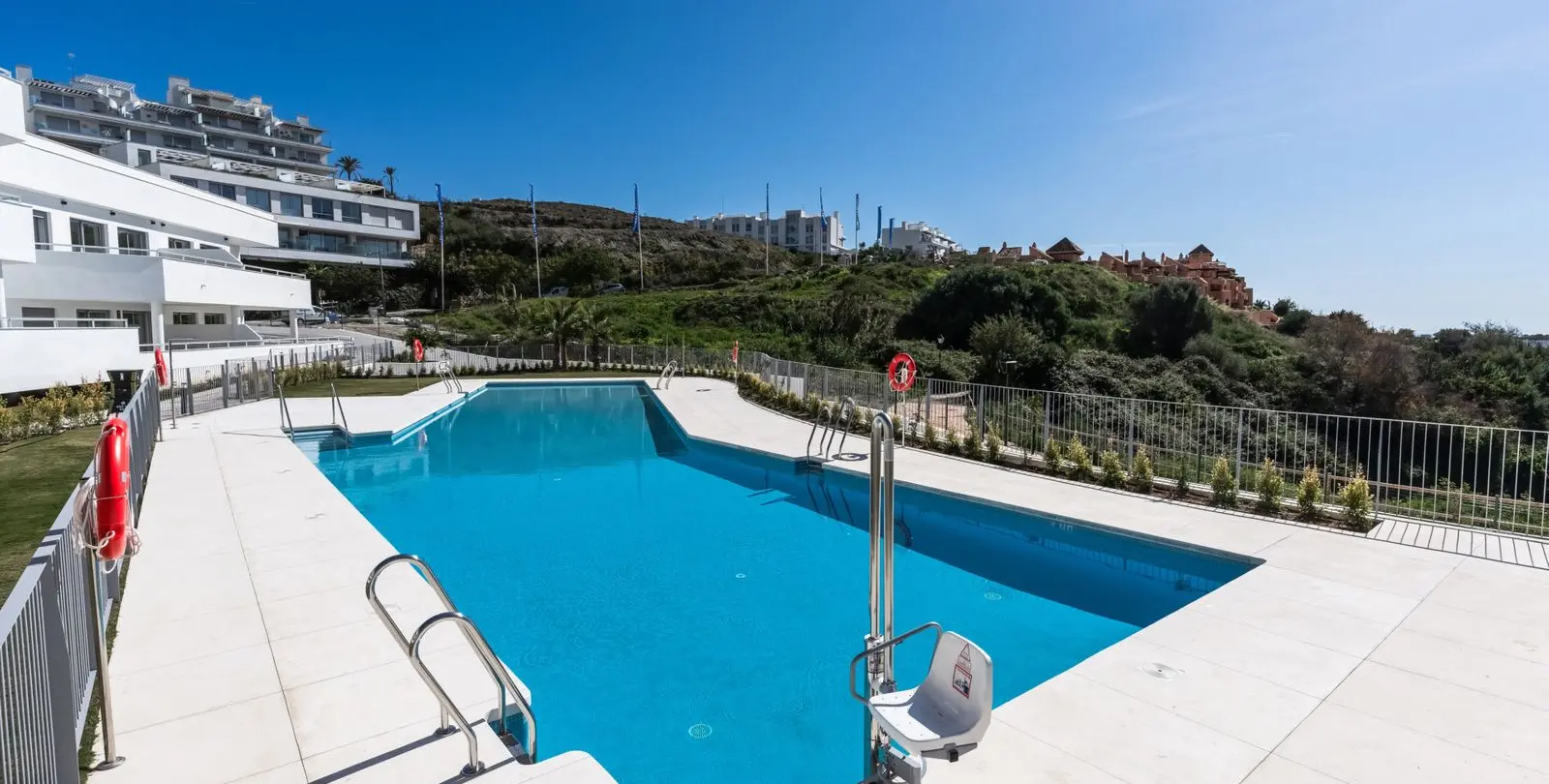 Venta de apartamento en planta media en Estepona 6