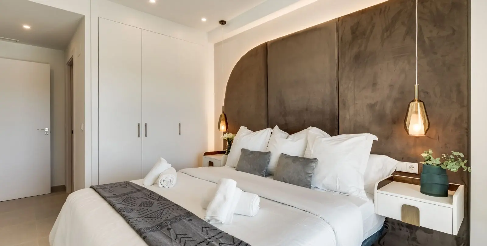 Venta de apartamento en planta media en Estepona 13