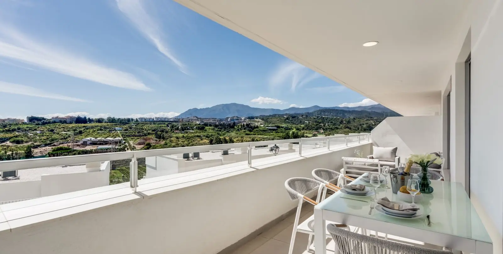 Venta de apartamento en planta media en Estepona 17