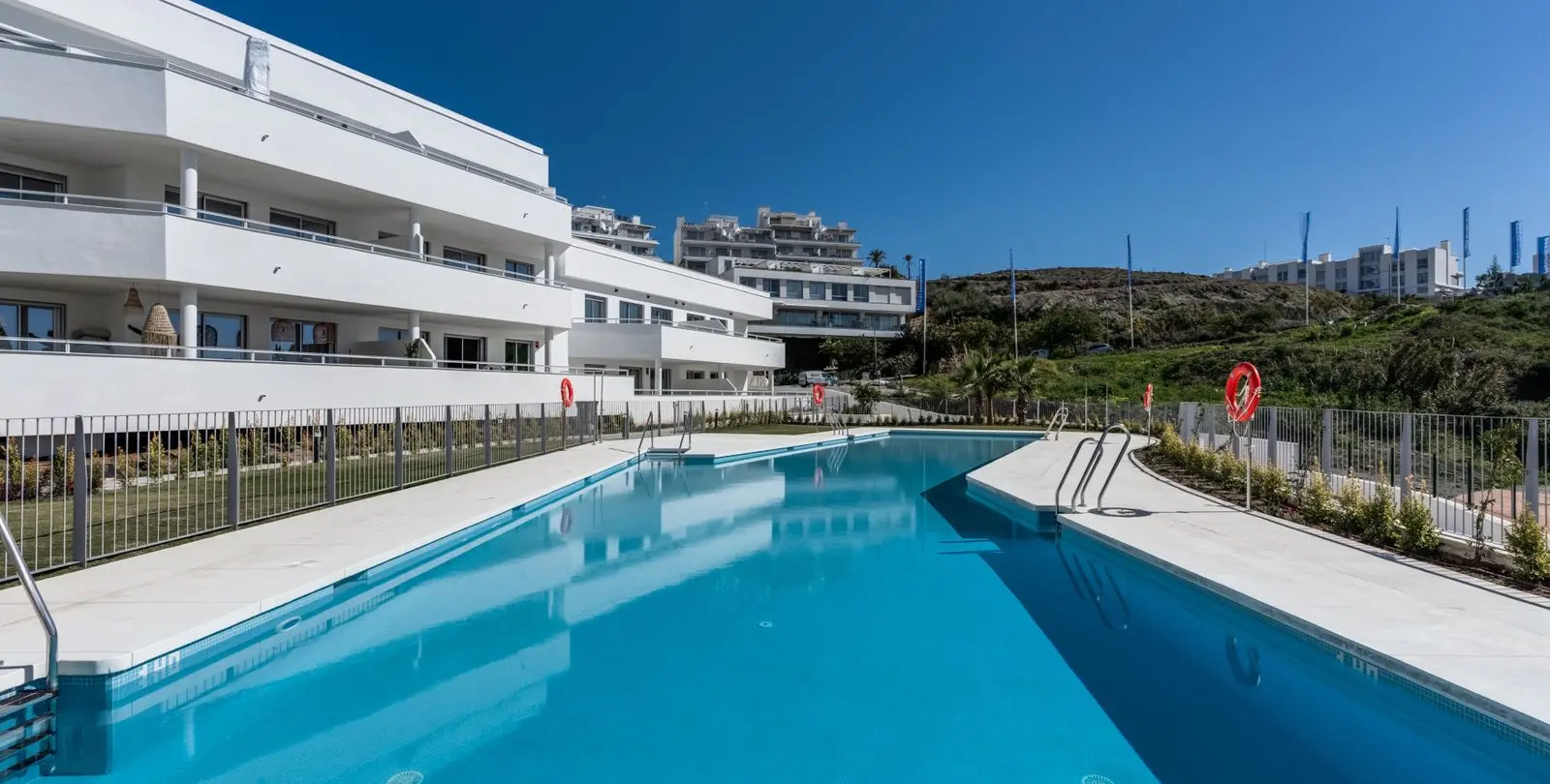 Venta de apartamento en planta media en Estepona 31