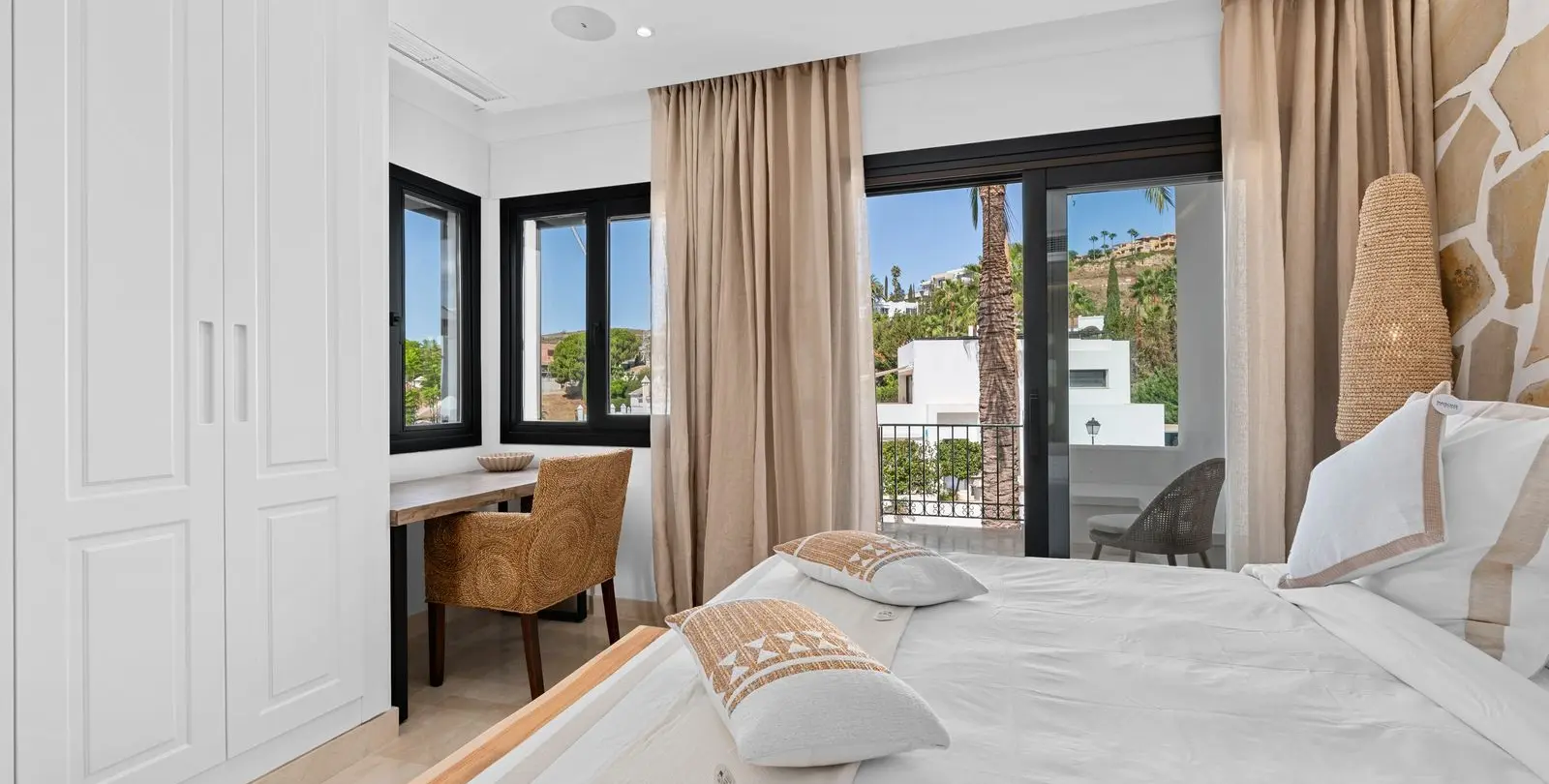 Sale of townhouse in El Paraiso 26
