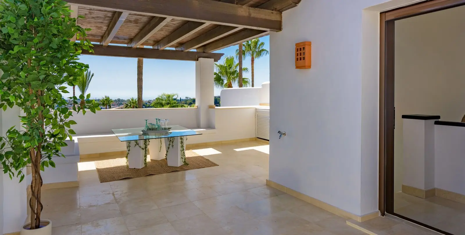 Sale of townhouse in El Paraiso 40