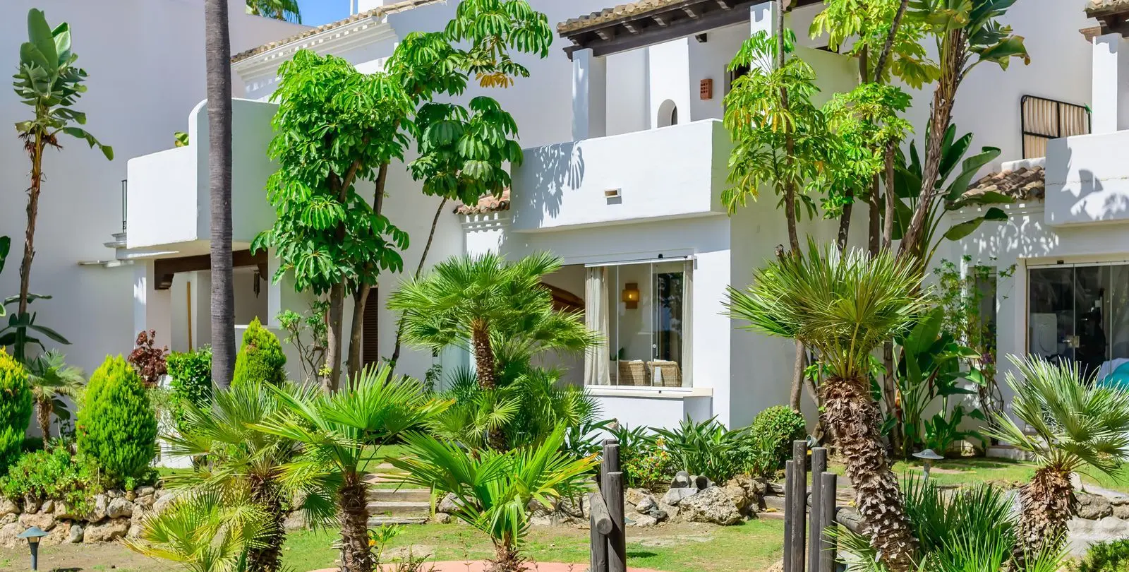 Sale of townhouse in El Paraiso 50