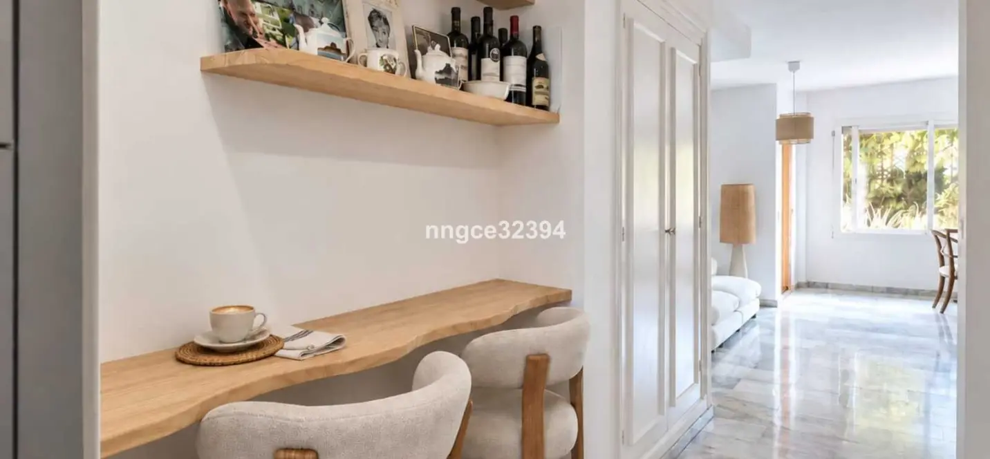 Venta de apartamento en planta media en New Golden Mile 0