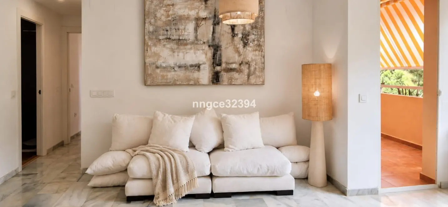 Venta de apartamento en planta media en New Golden Mile 2
