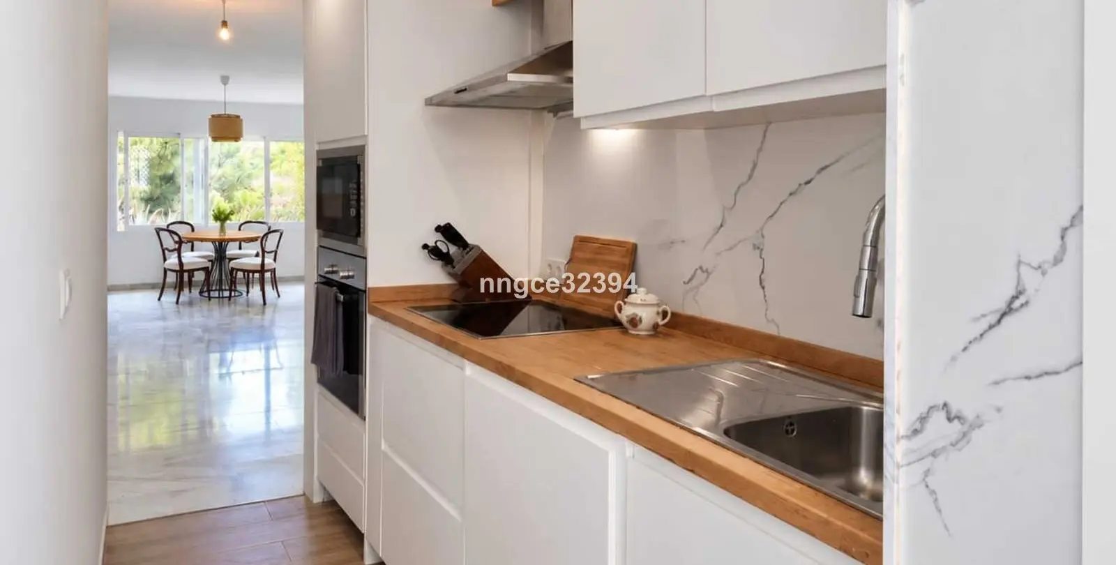 Venta de apartamento en planta media en New Golden Mile 5