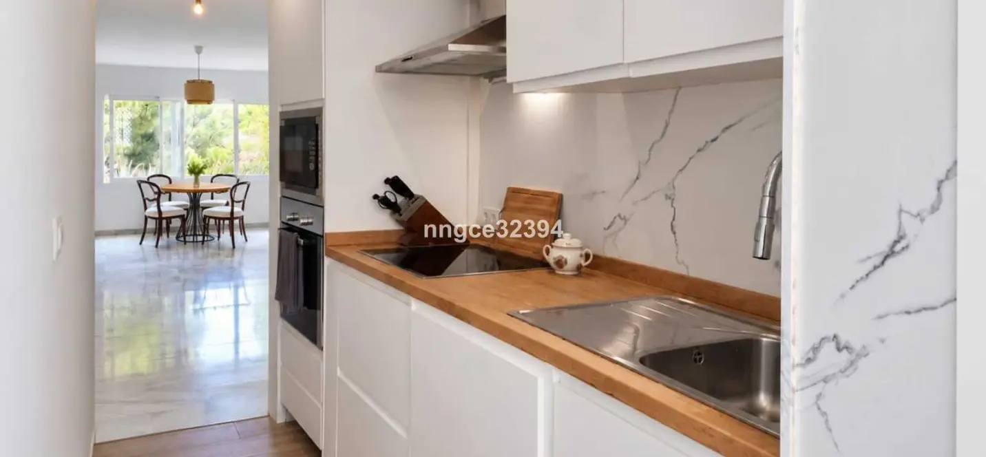 Venta de apartamento en planta media en New Golden Mile 4
