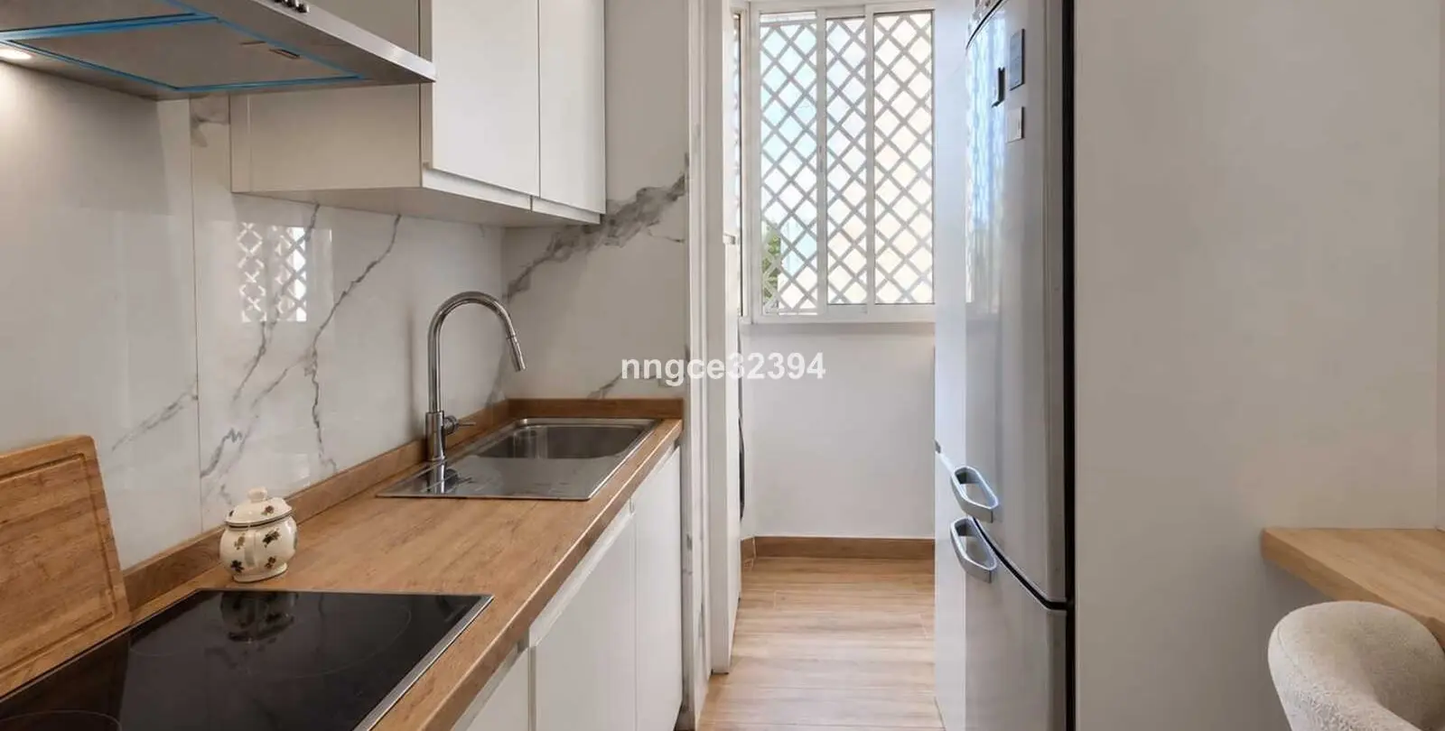 Venta de apartamento en planta media en New Golden Mile 7