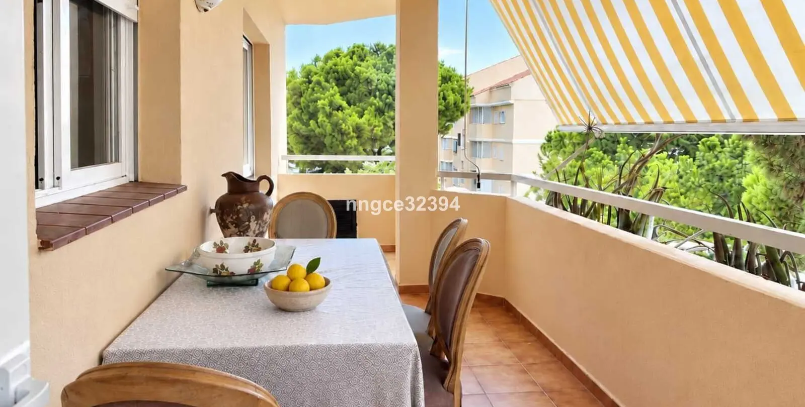 Venta de apartamento en planta media en New Golden Mile 8