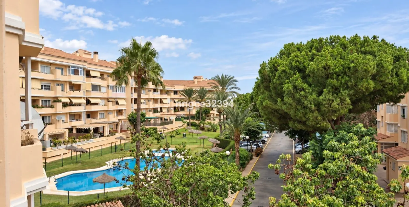 Venta de apartamento en planta media en New Golden Mile 9