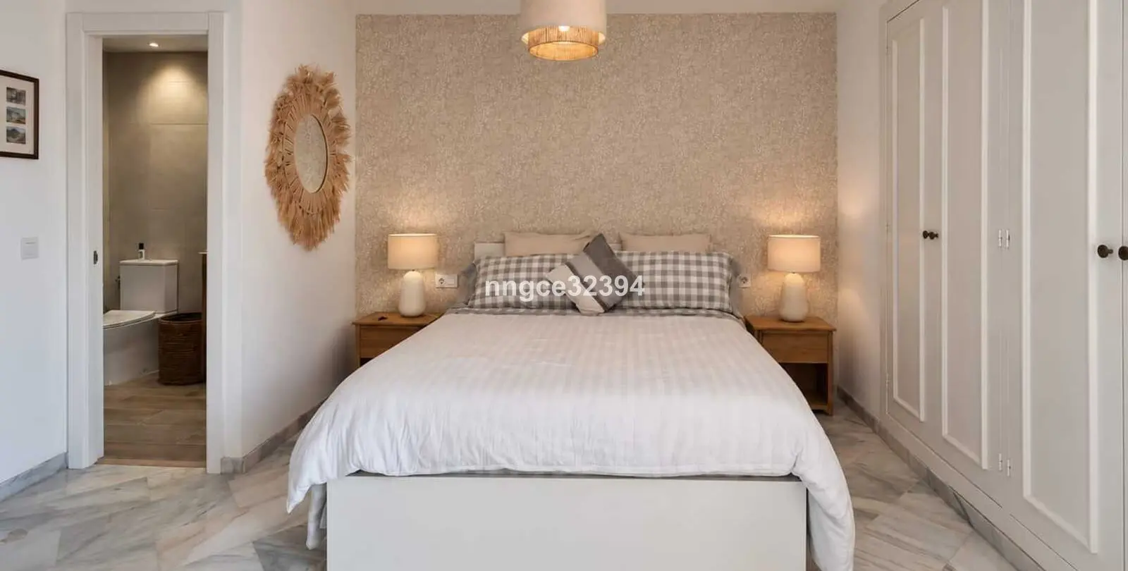 Venta de apartamento en planta media en New Golden Mile 16