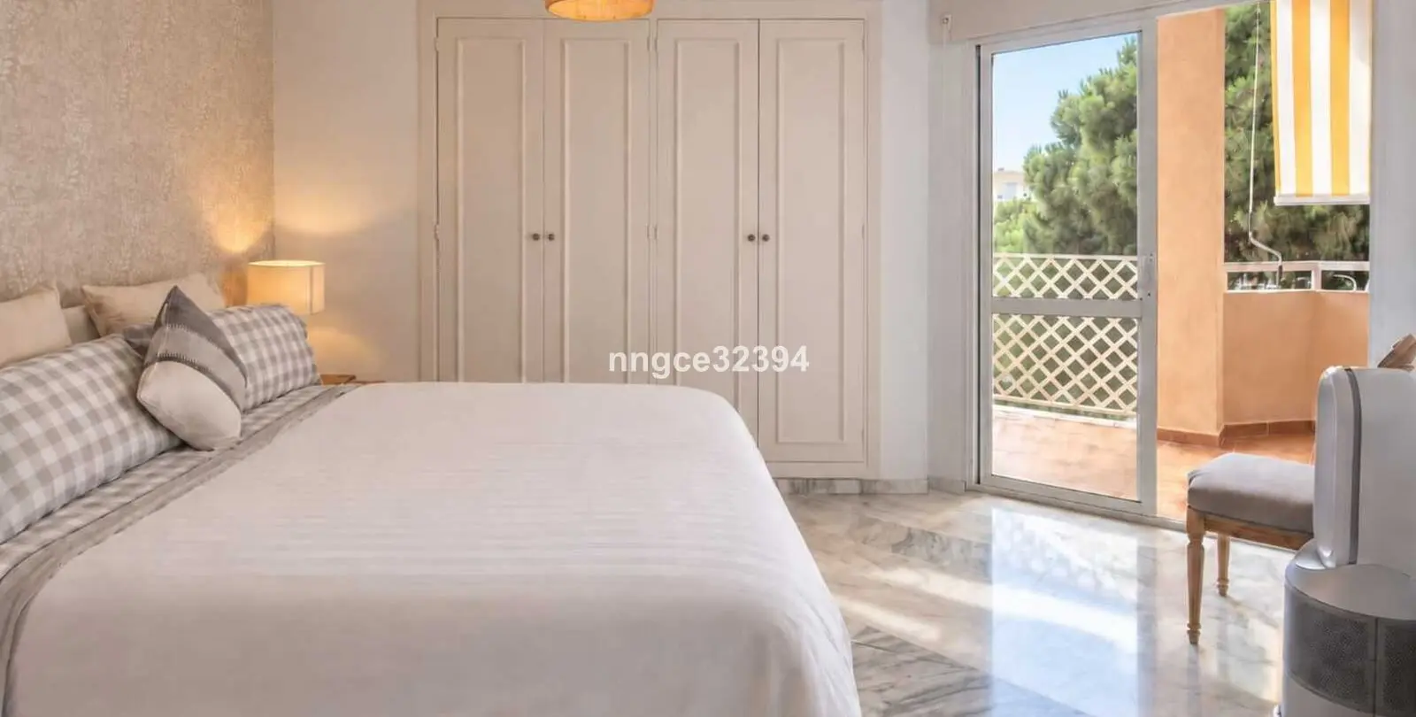Venta de apartamento en planta media en New Golden Mile 17