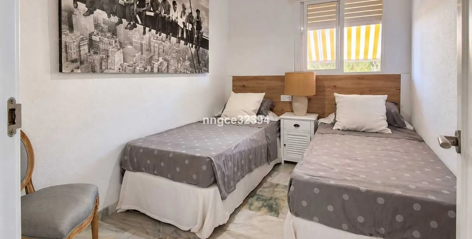 Venta de apartamento en planta media en New Golden Mile 21
