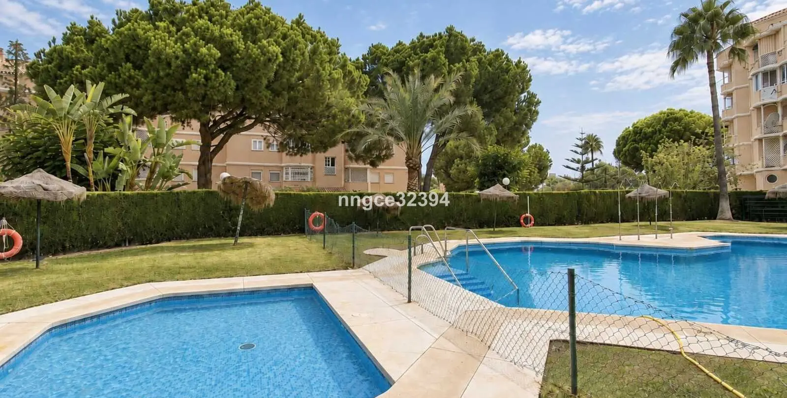 Venta de apartamento en planta media en New Golden Mile 23