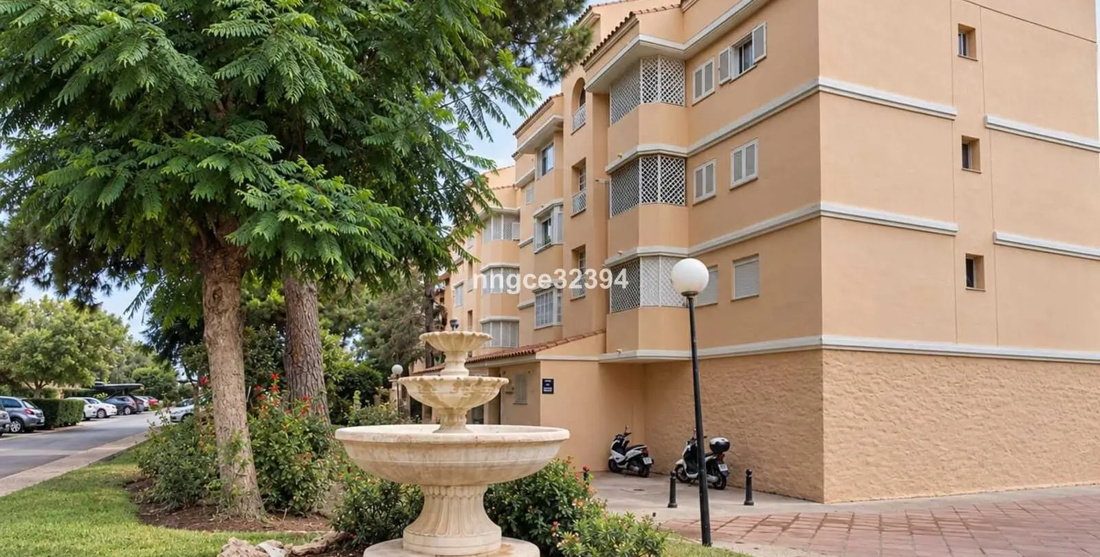 Venta de apartamento en planta media en New Golden Mile 24