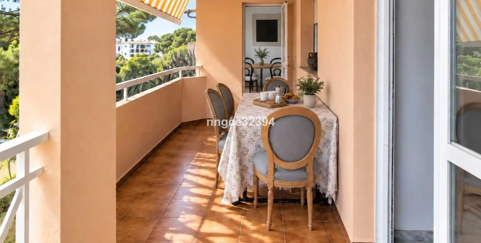 Venta de apartamento en planta media en New Golden Mile 25