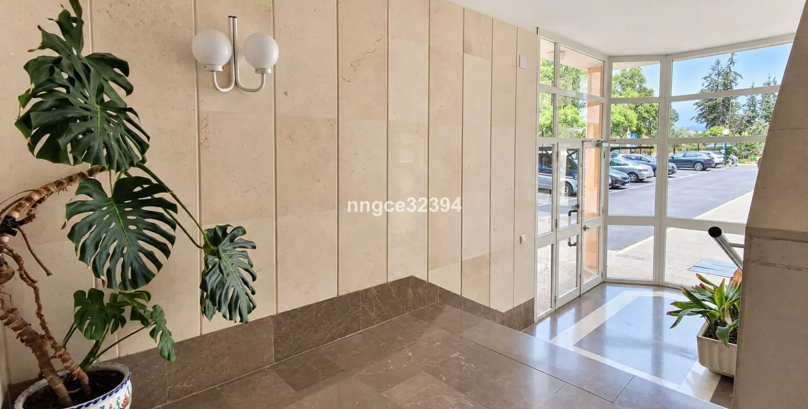 Venta de apartamento en planta media en New Golden Mile 28