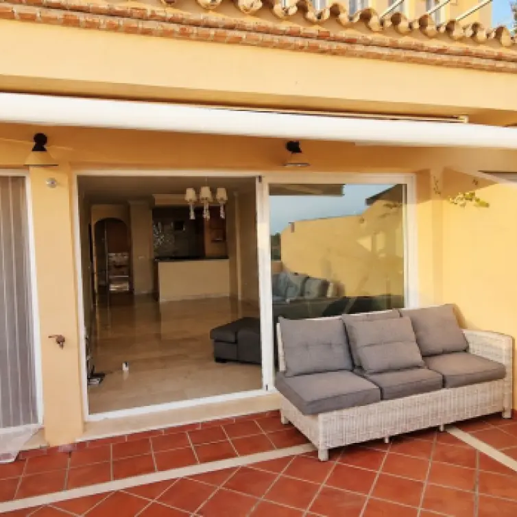 Продажа апартаментов на среднем этаже в Elviria