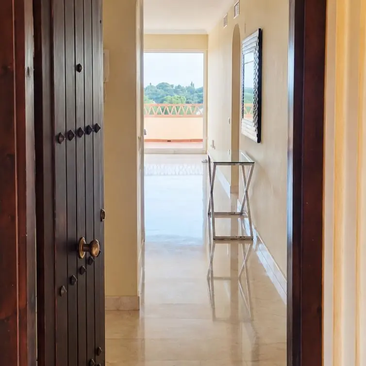 Продажа апартаментов на среднем этаже в Elviria