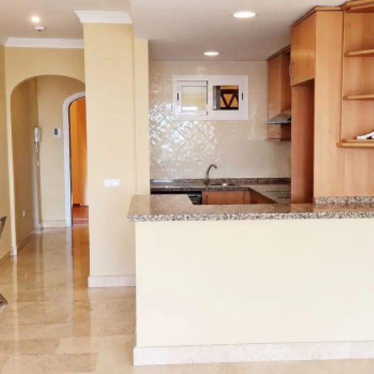 Продажа апартаментов на среднем этаже в Elviria