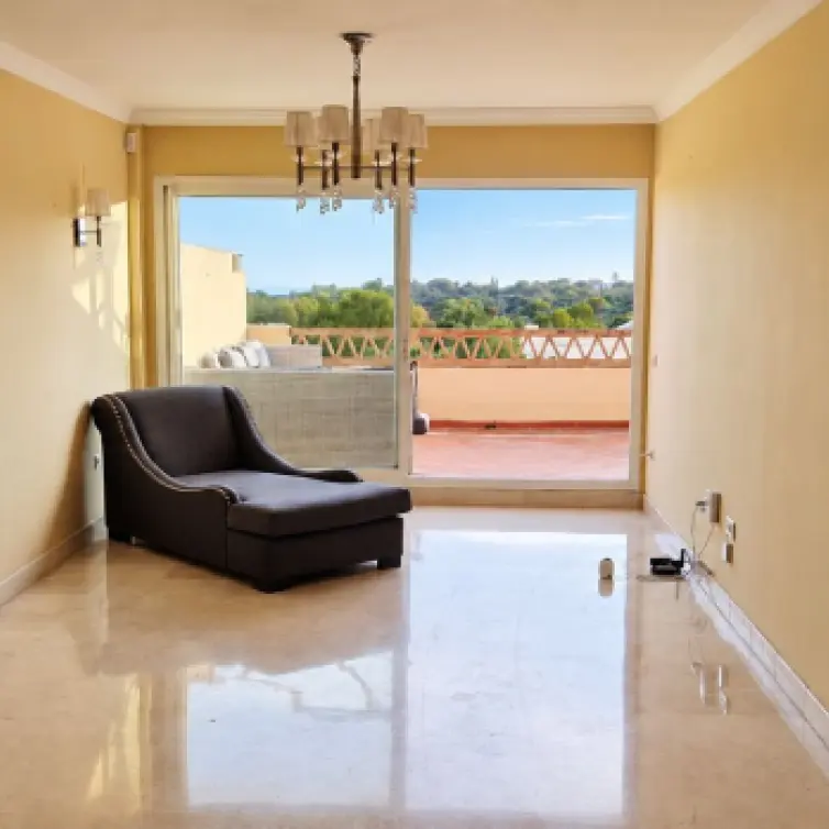 Продажа апартаментов на среднем этаже в Elviria