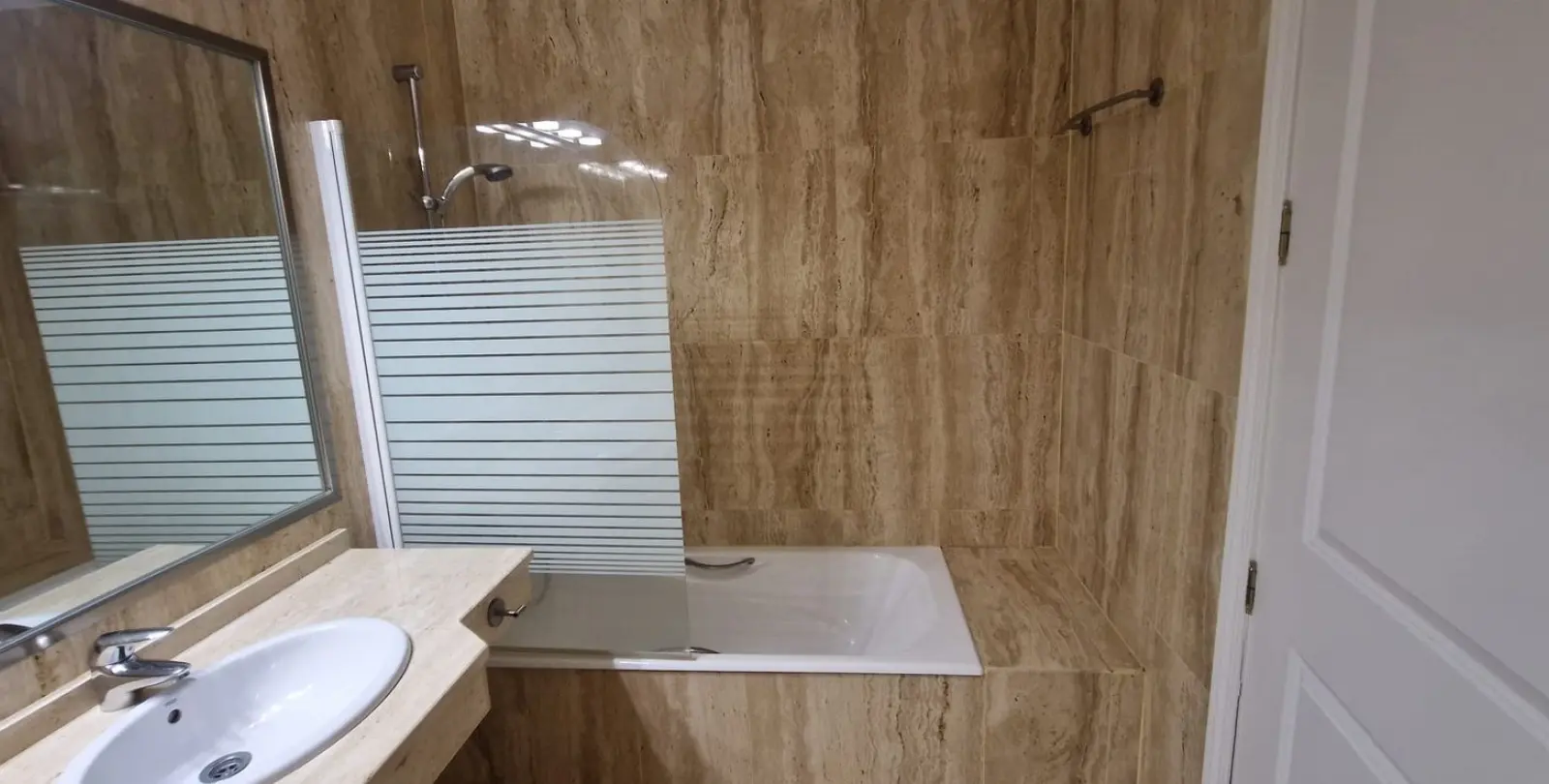 Venta de apartamento en planta media en Elviria 10