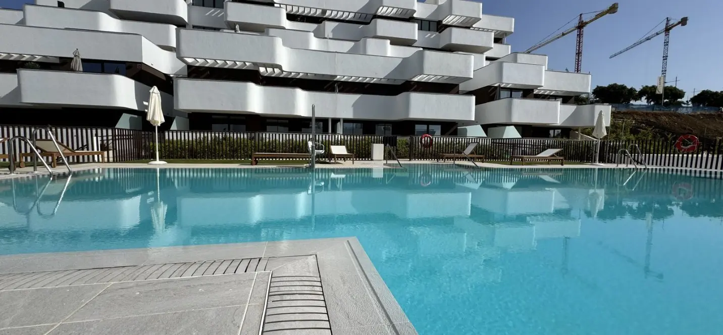 Продажа апартаментов на среднем этаже в Estepona 0