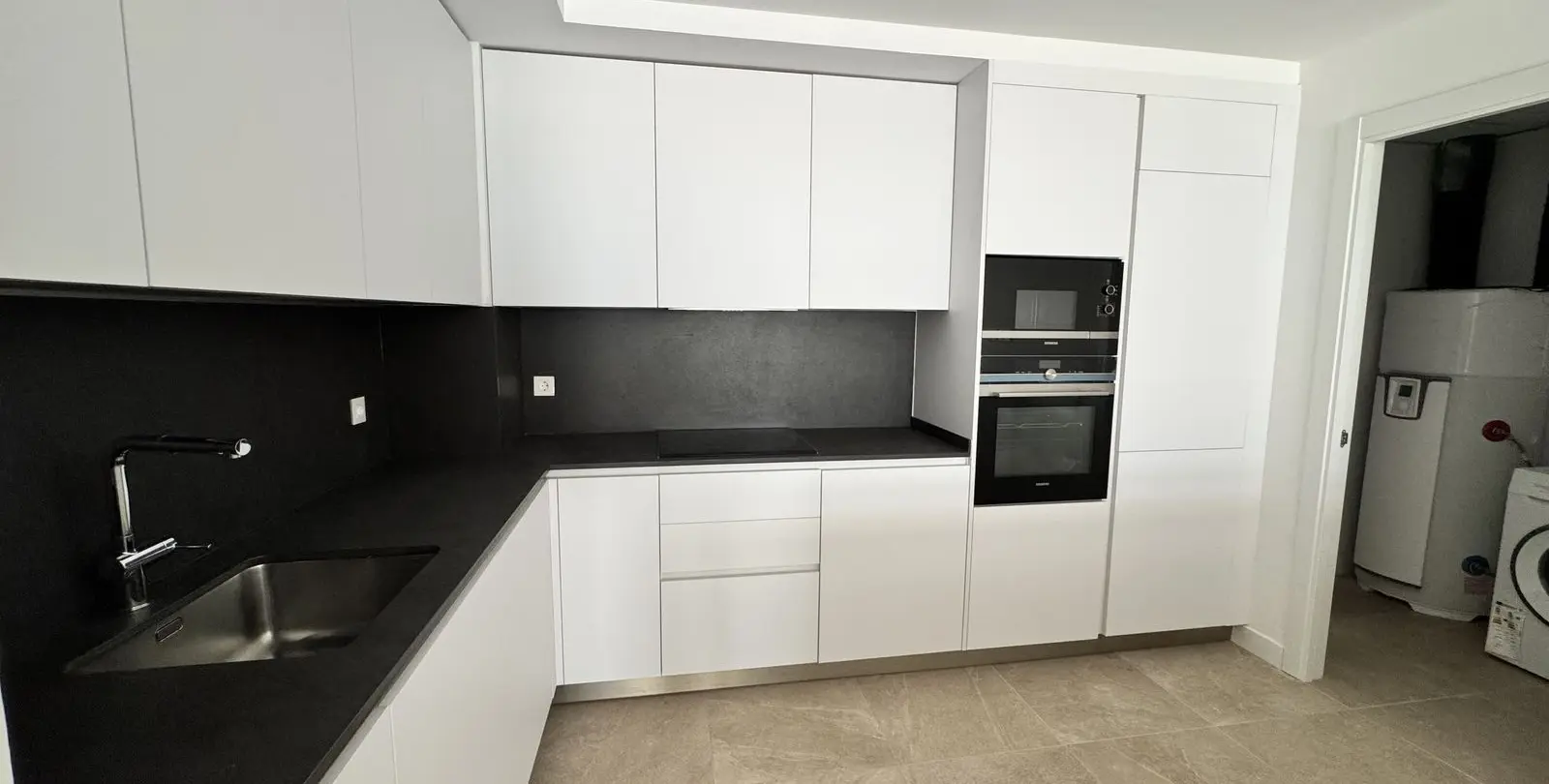 Продажа апартаментов на среднем этаже в Estepona 4