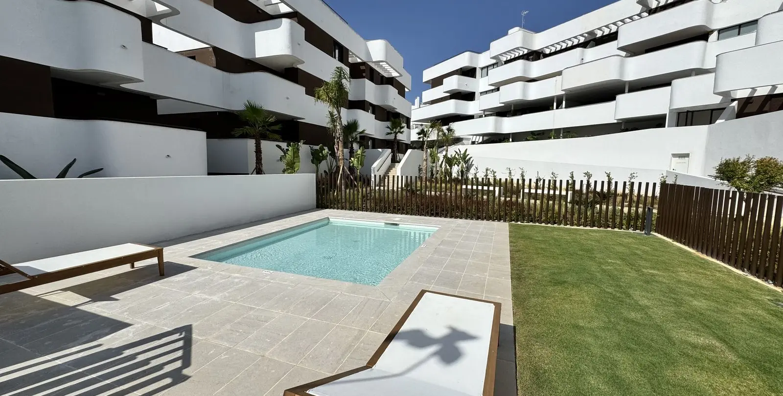 Продажа апартаментов на среднем этаже в Estepona 12