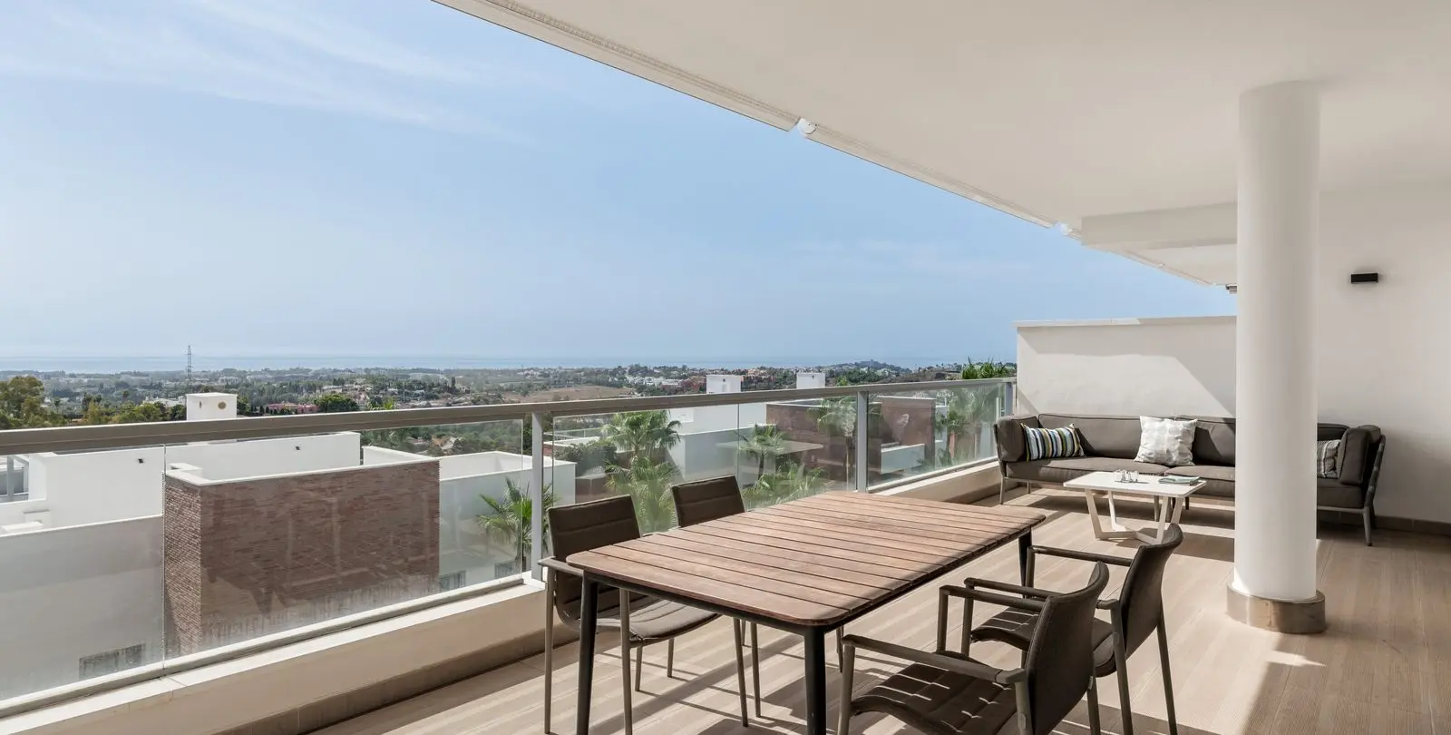 Venta de apartamento en planta media en Benahavís 2