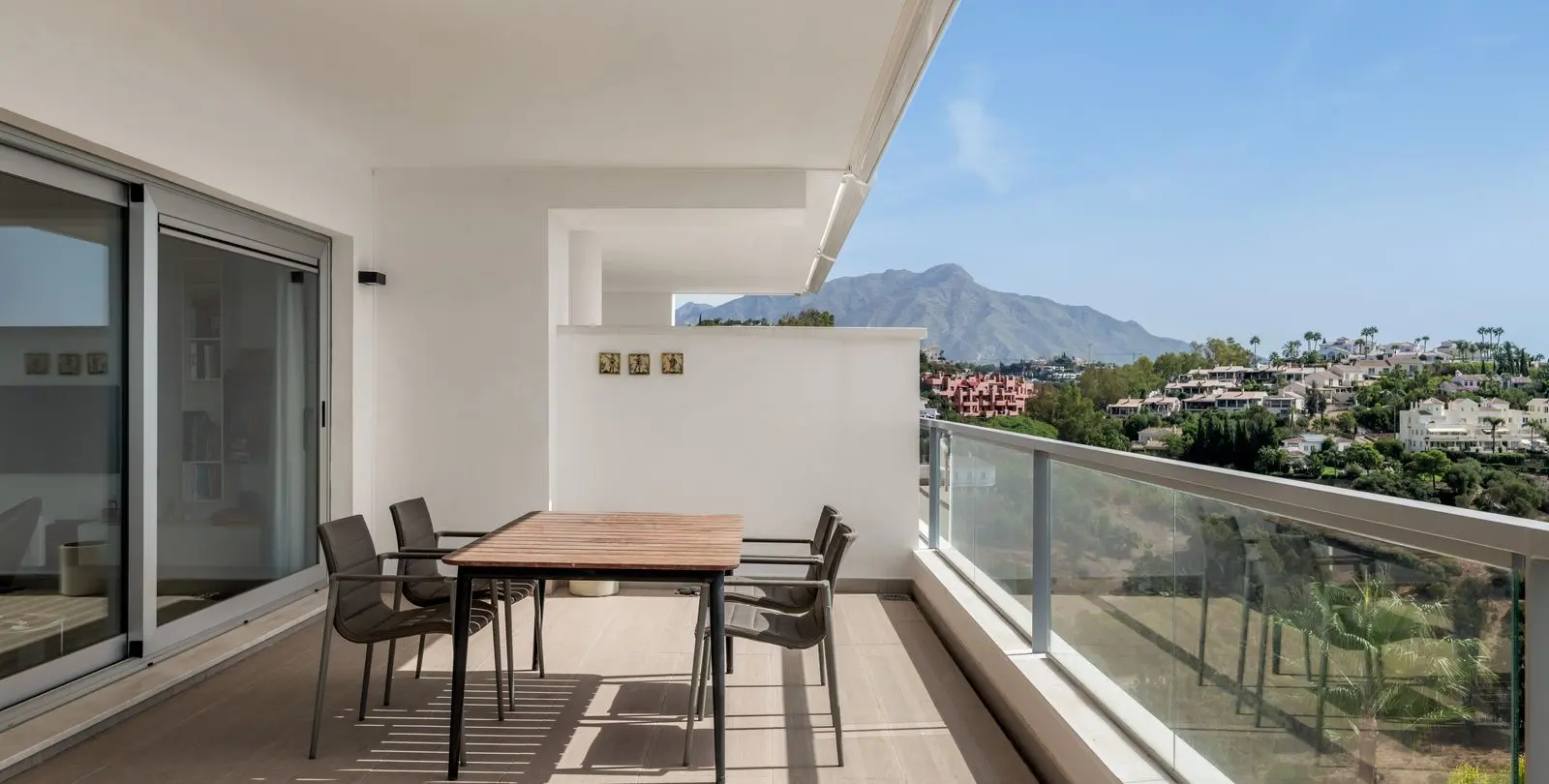 Venta de apartamento en planta media en Benahavís 5
