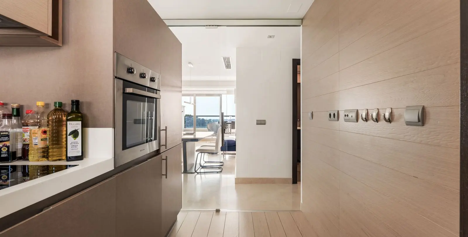 Venta de apartamento en planta media en Benahavís 18
