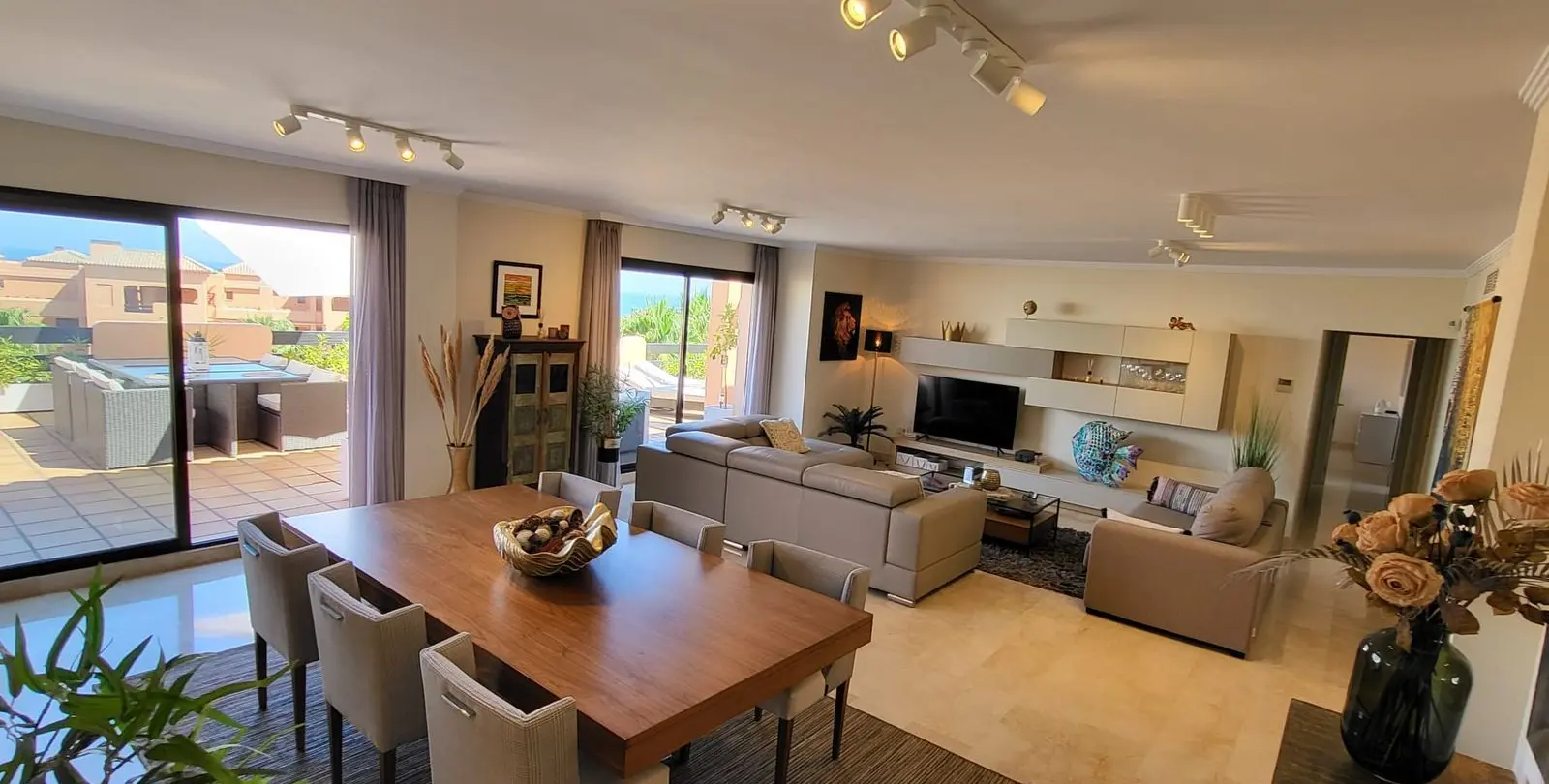 Sale of penthouse in Casares 2
