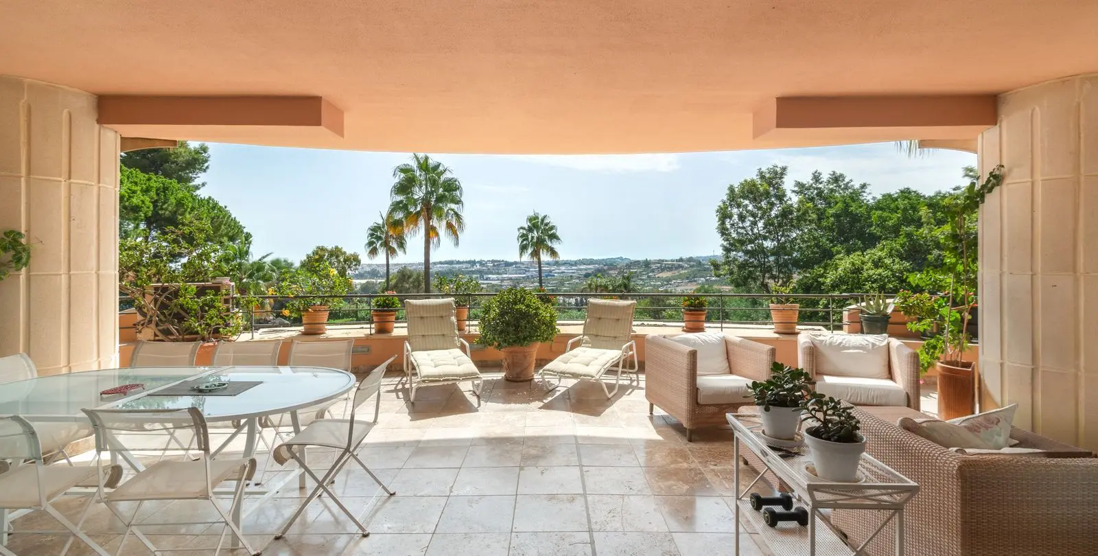 Sale of middle floor apartment in Nueva Andalucía 1